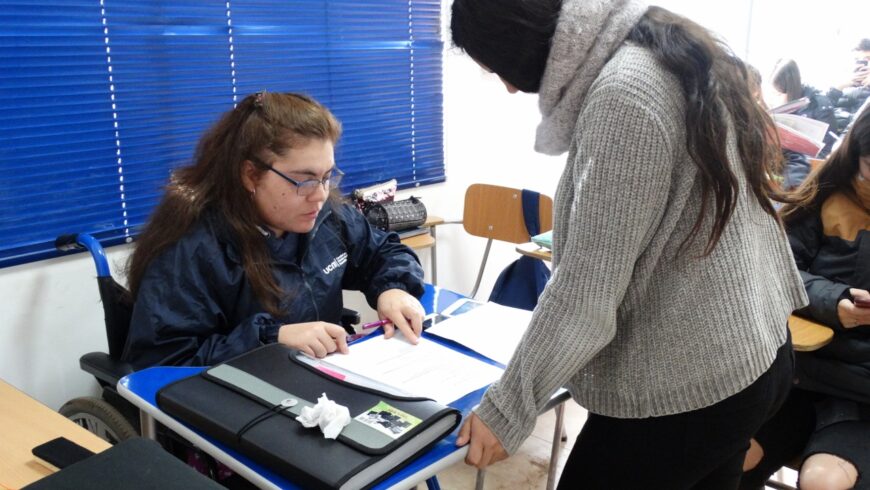 ESTUDIANTES CON DISCAPACIDAD FÍSICA RECIBIERON IMPORTANTE DONACIÓN DE MESAS ADAPTABLES A SILLA DE RUEDAS