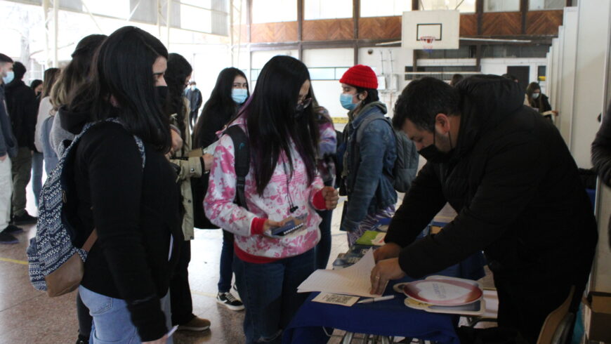 GRAN INTERÉS DE LOS ESTUDIANTES POR PARTICIPAR DE FERIA INFORMATIVA DE LA UCM