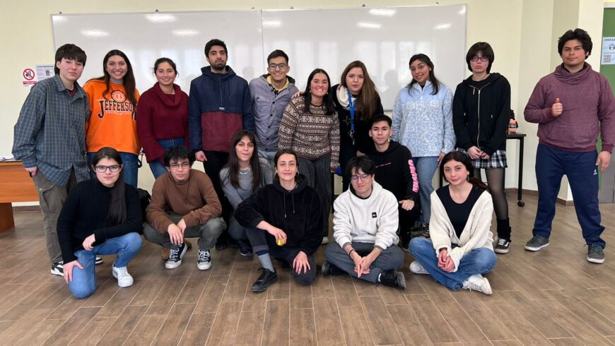 TUTORES PARES Y ESTUDIANTES AYUDANTES APRENDEN TÉCNICAS COMUNICATIVAS EN CLASES DE PEDAGOGÍA TEATRAL