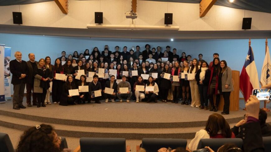 TUTORES/AS PARES Y ESTUDIANTES AYUDANTES RECIBEN RECONOCIMIENTO Y CERTIFICACIÓN POR SU LABOR DE APOYO ESTUDIANTIL